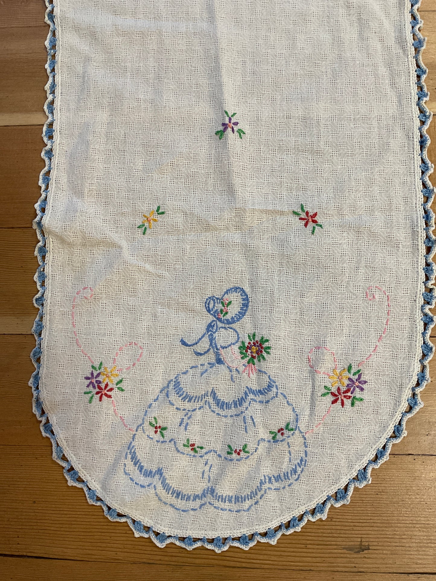 Vintage Hand Embroidered Southern Belle Table Runner