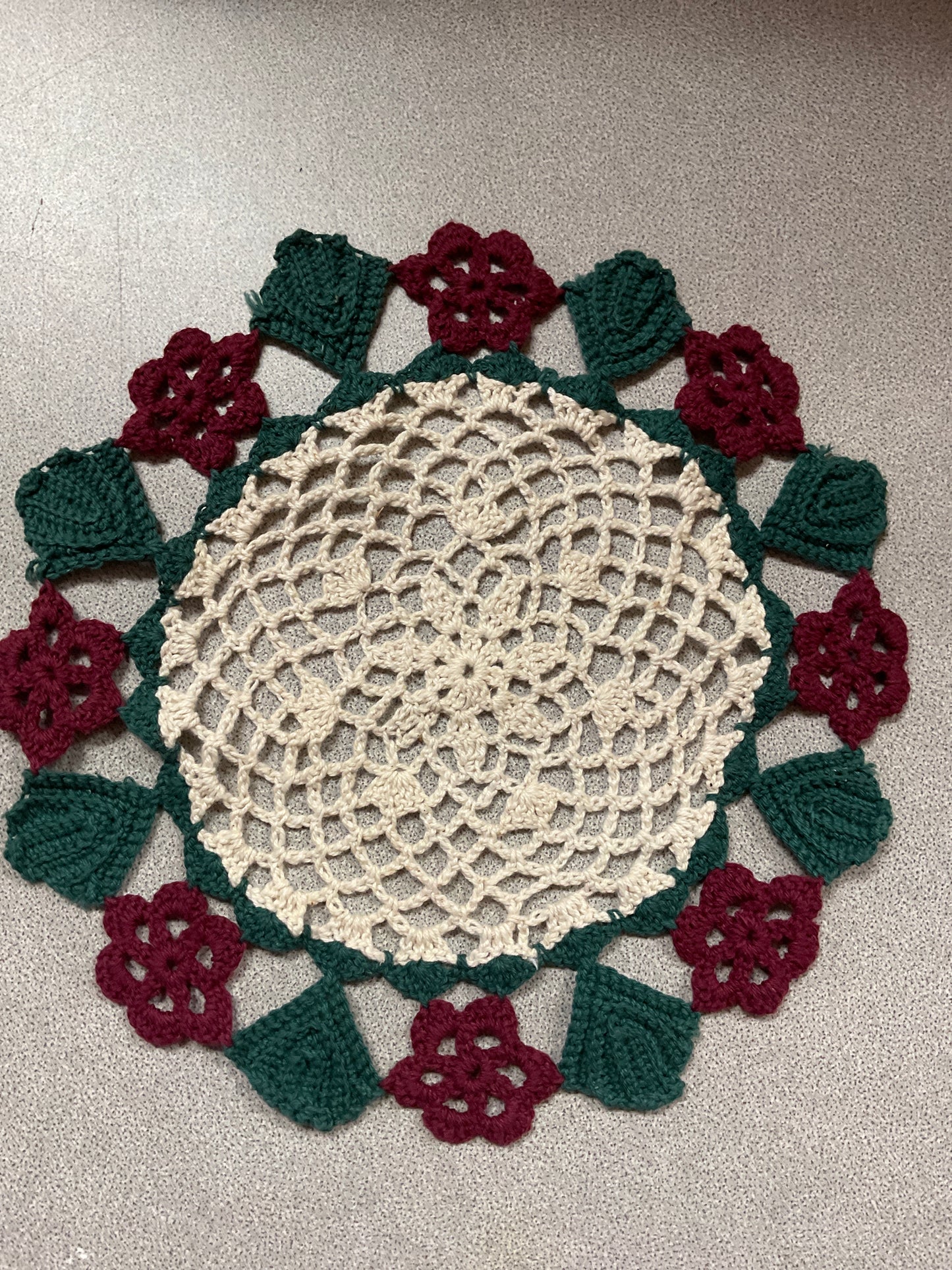 Doily Green/Burgundy
