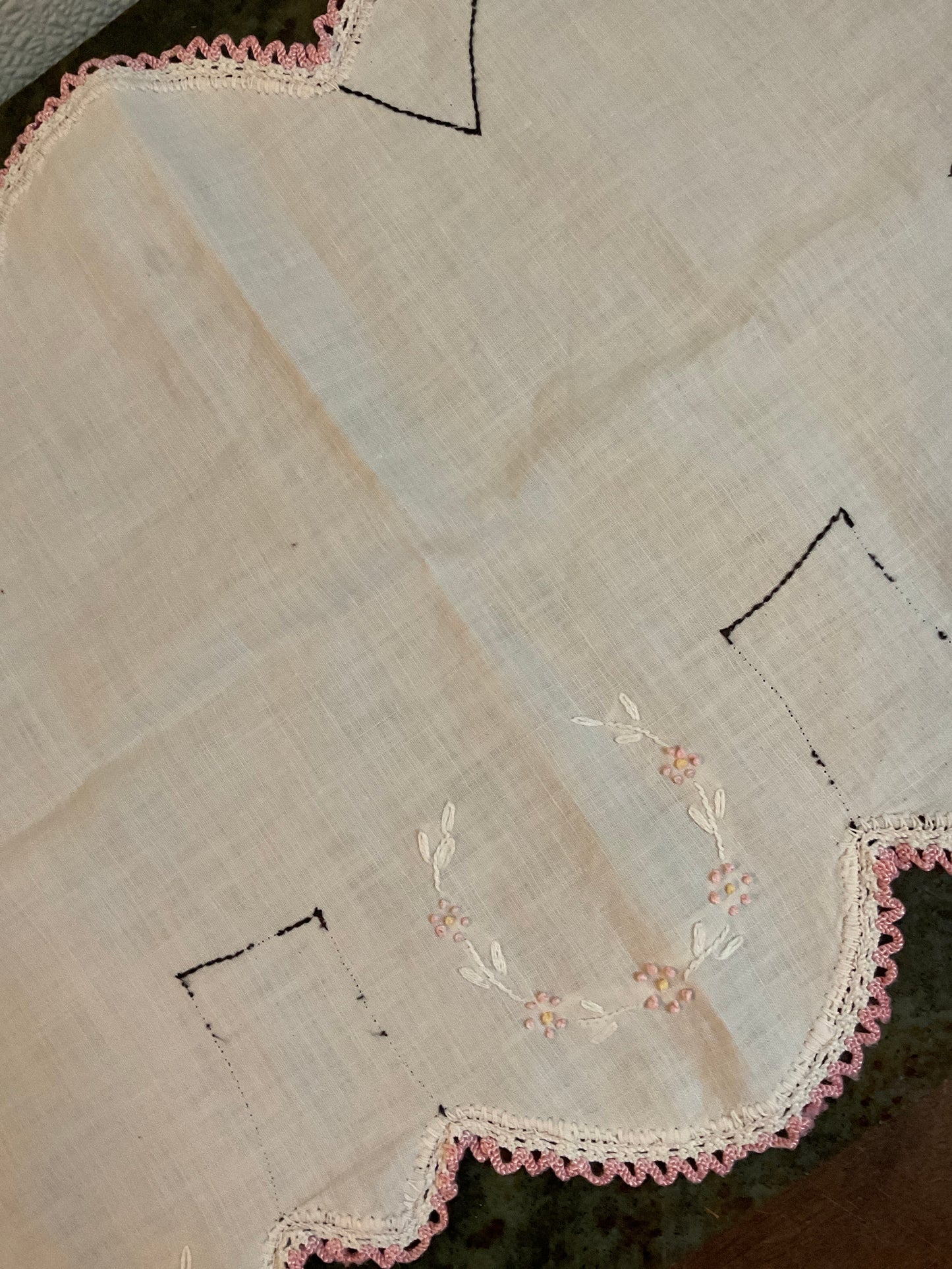 16” x 11” Vintage Linen pink Embroidered Flowers And Scalloped Crochet Edge