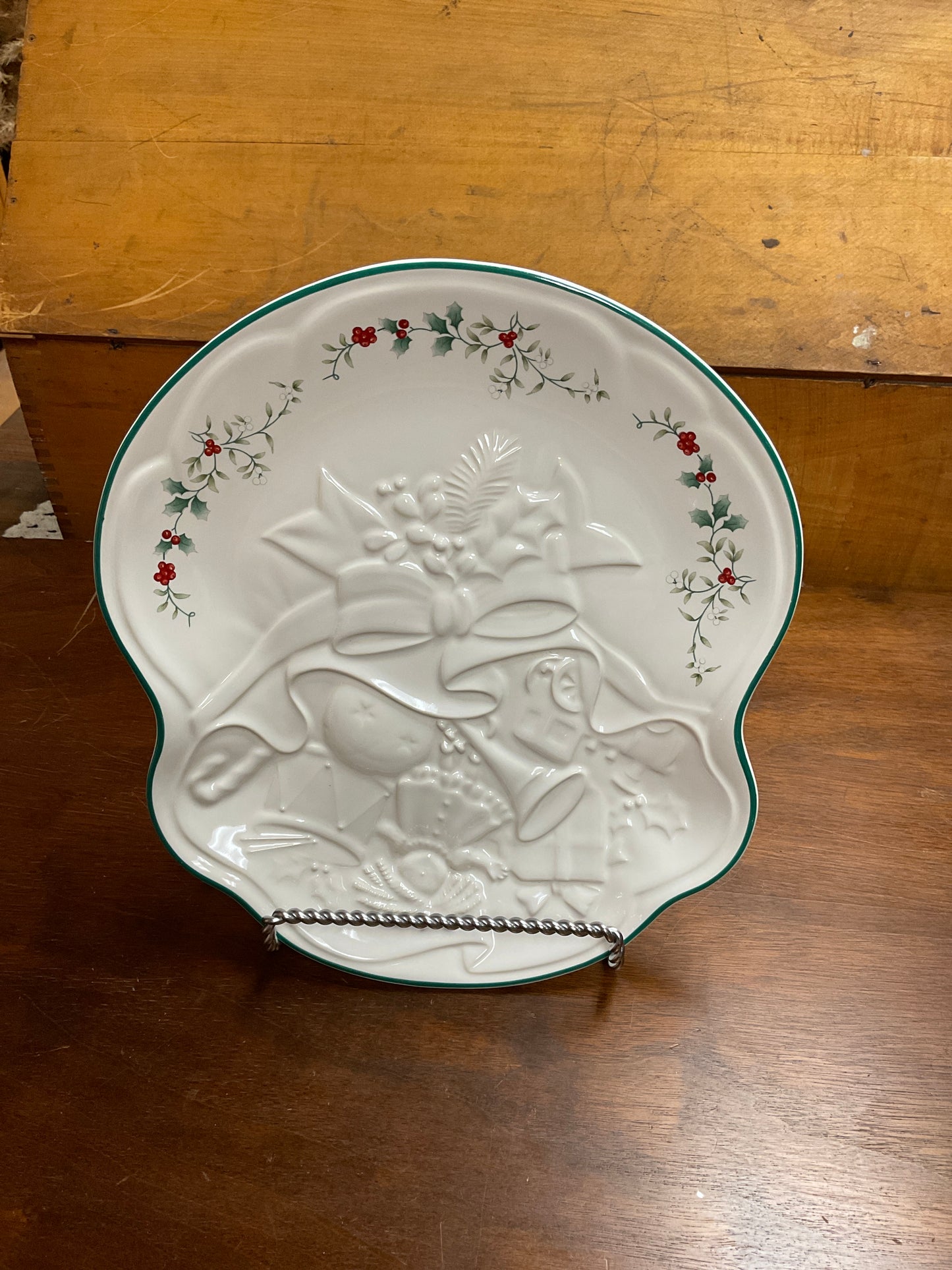 Pfaltzgraff Winter Berry Bell Treat Dish
