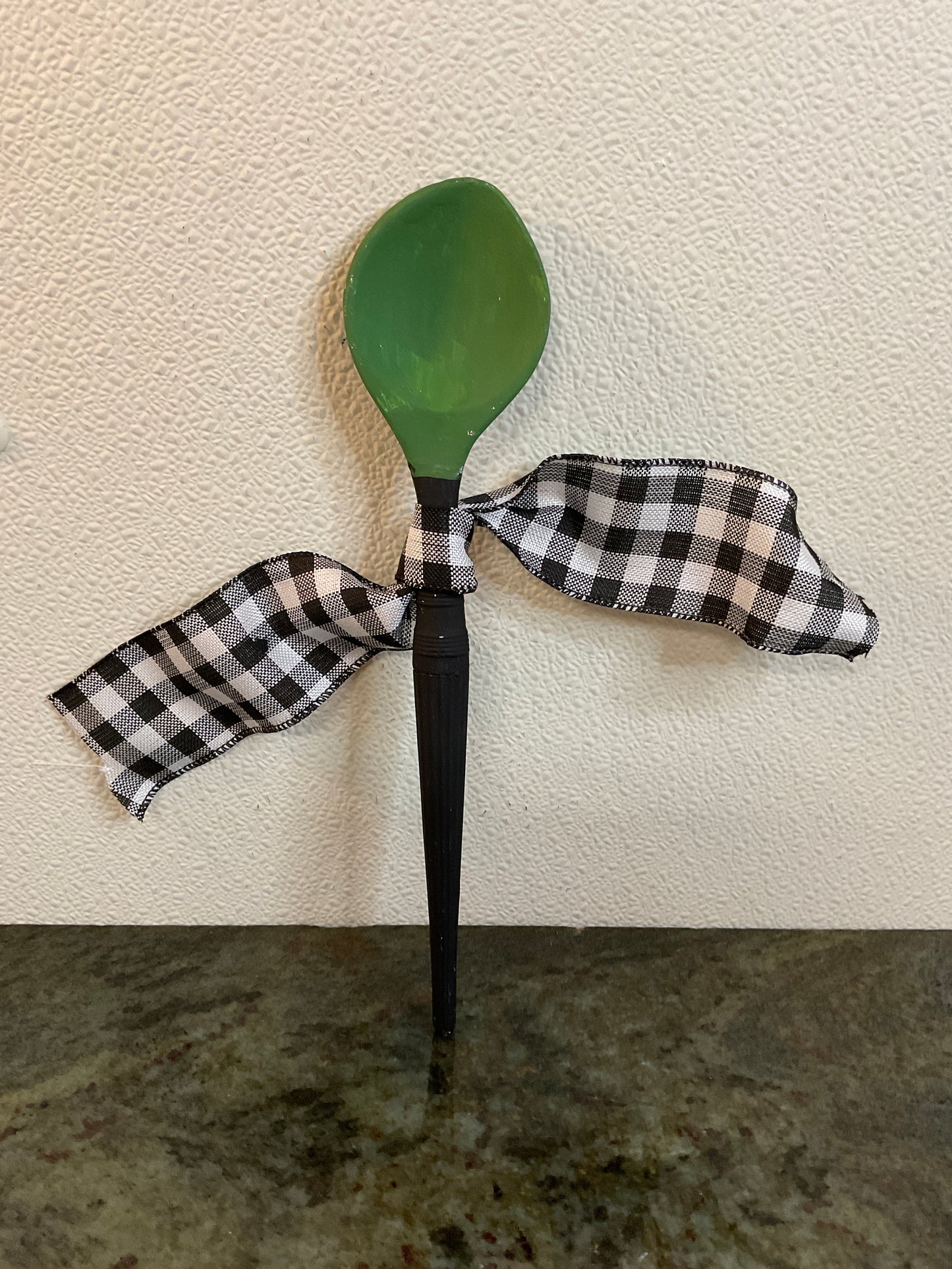 12” Plastic Green/Black Spoon Tree Design