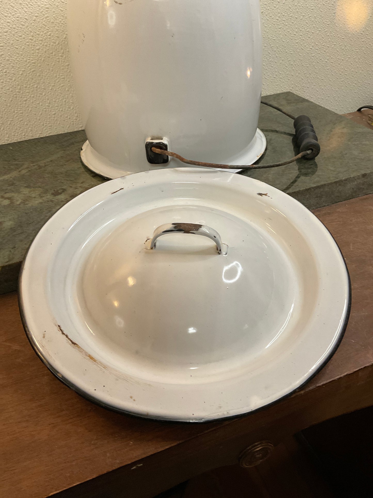 Vtg Enamel Chamber Pot with Lid/Bail