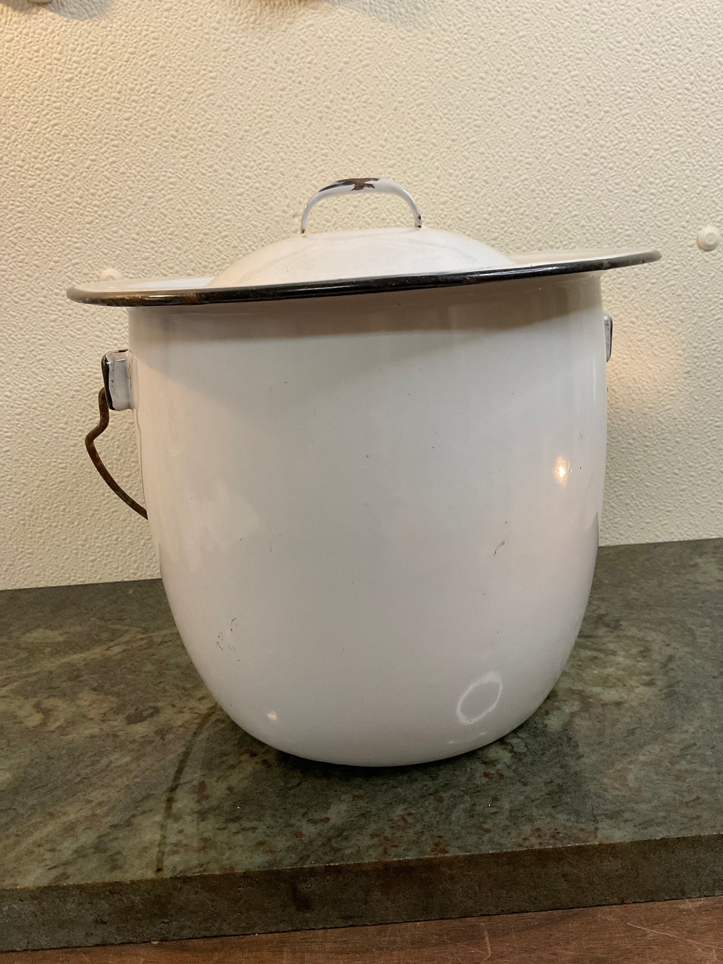 Vtg Enamel Chamber Pot with Lid/Bail