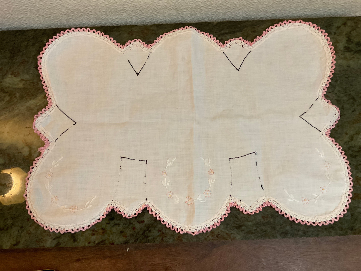 16” x 11” Vintage Linen pink Embroidered Flowers And Scalloped Crochet Edge