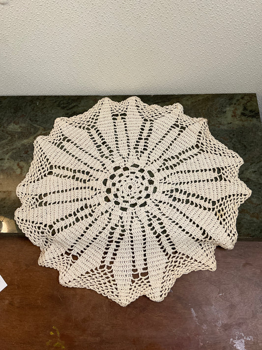 16” Pointed Scalloped Round Doily