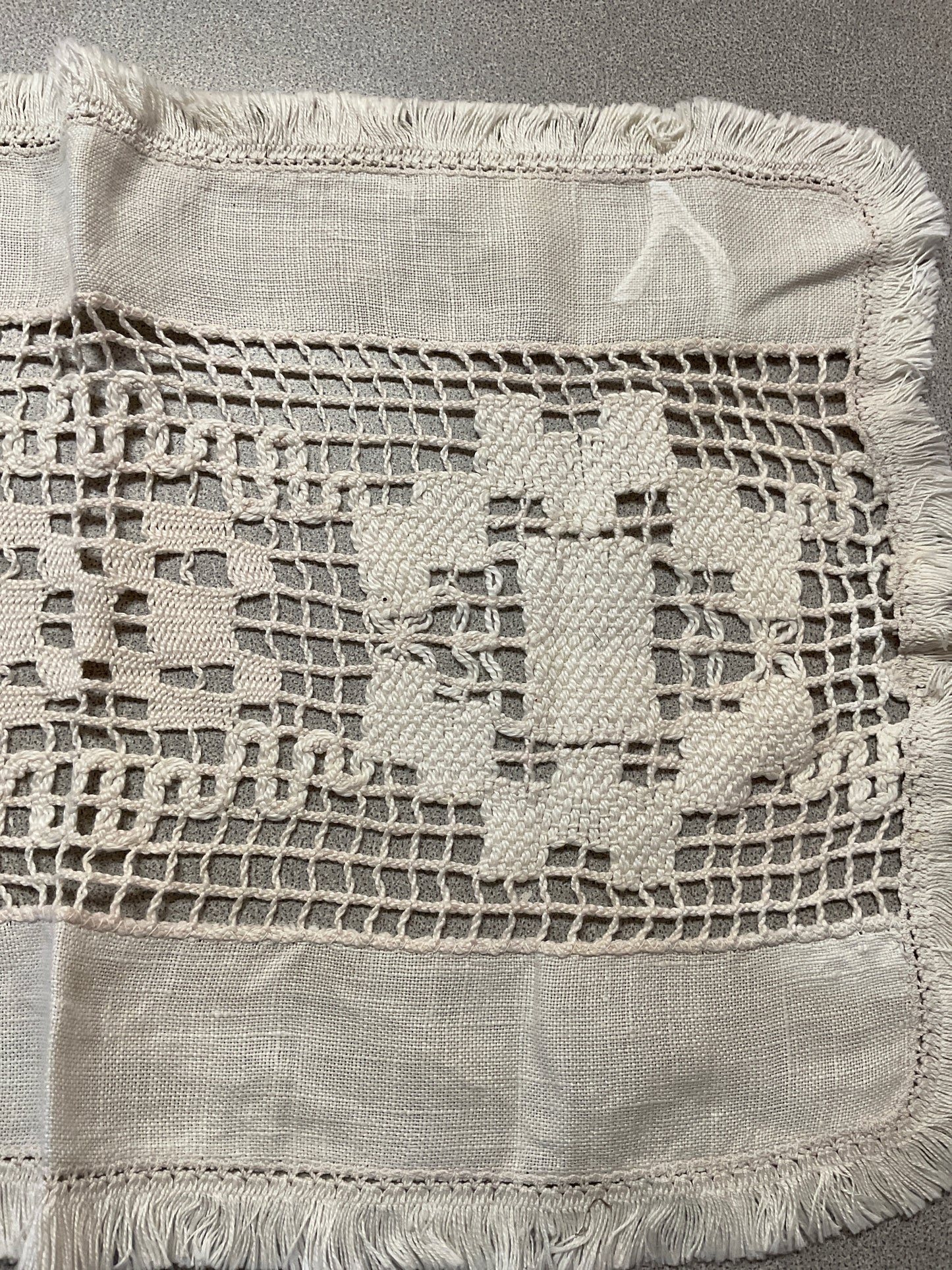 Filet Lace 17” Runner