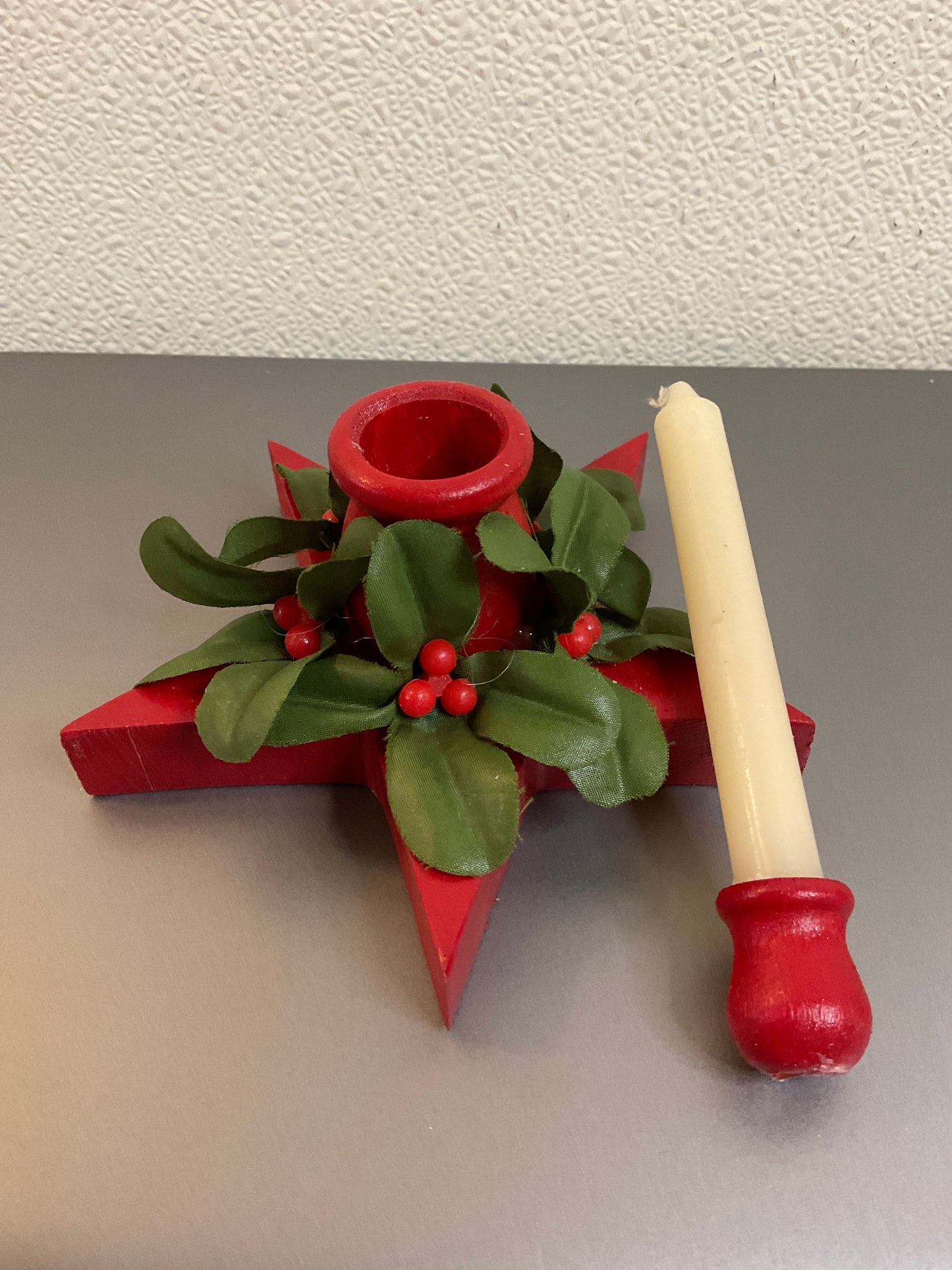 Candle Holder with Red Berries rounded Leaves