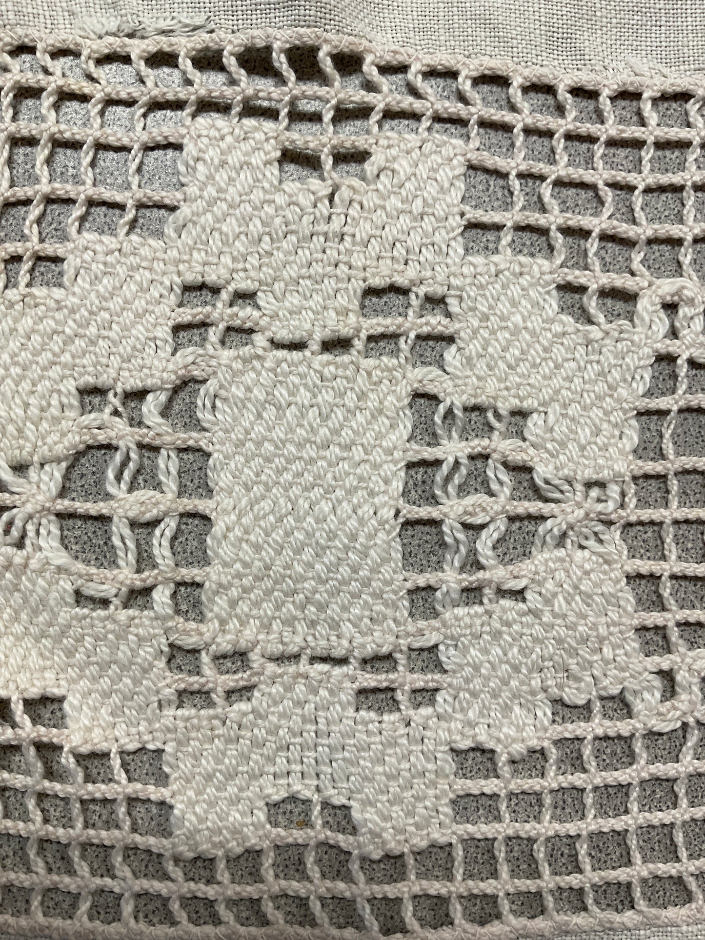 Filet Lace 17” Runner