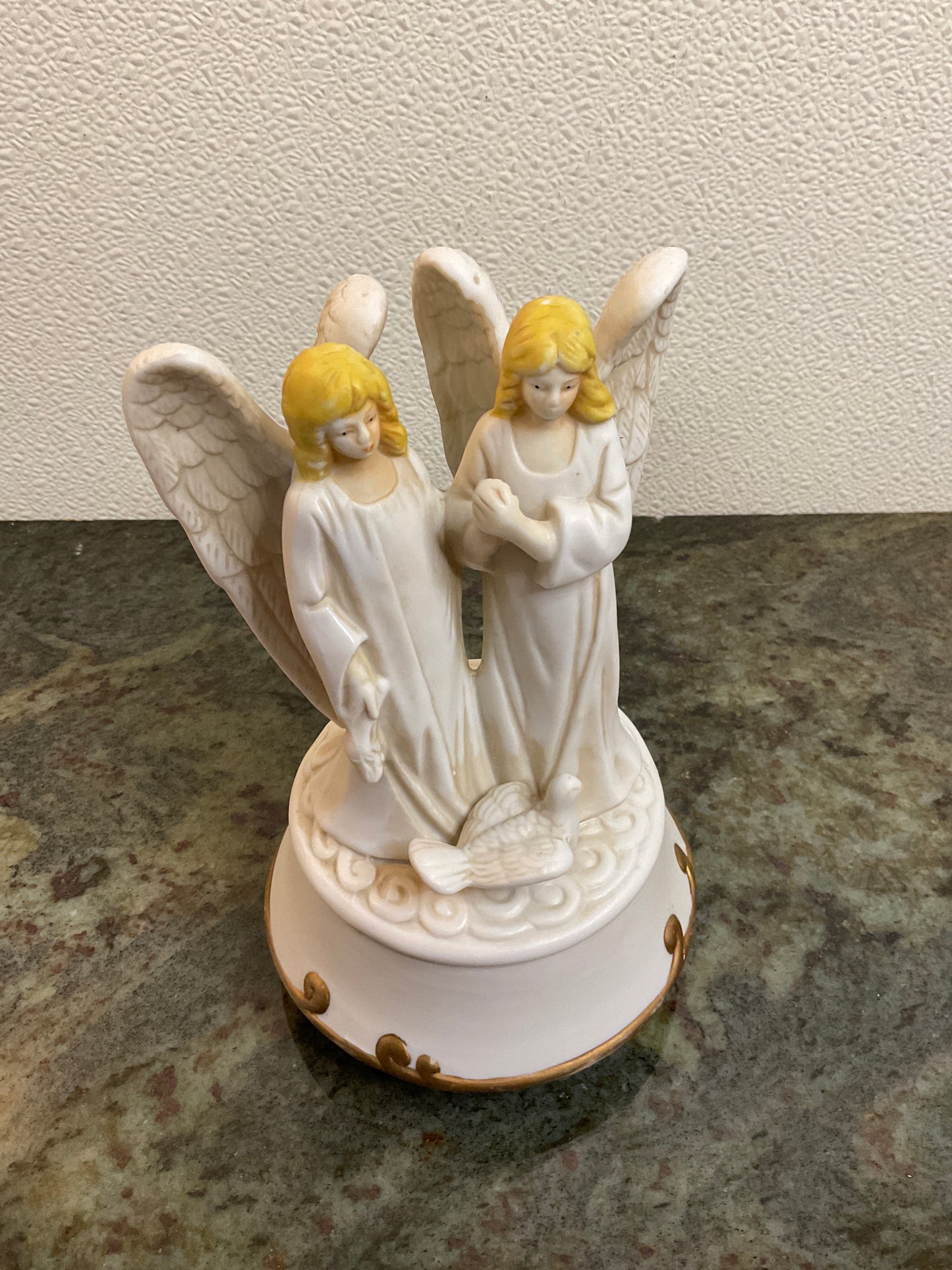 Vintage Christmas Around the World Angels of Peace music box