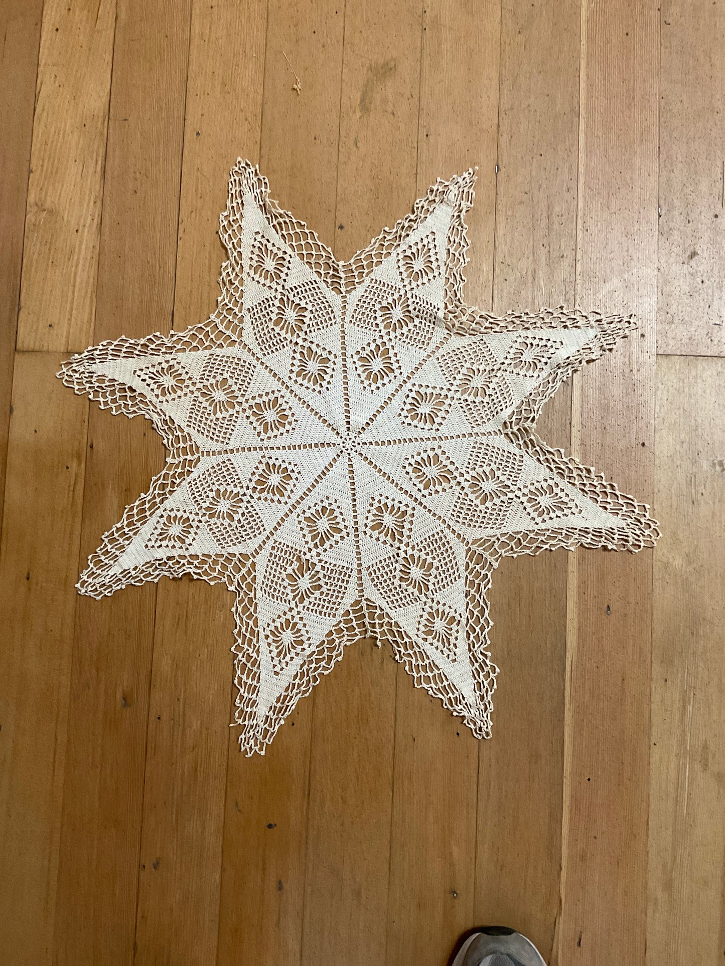 Vintage 25” Star Shaped Pineapple Doily