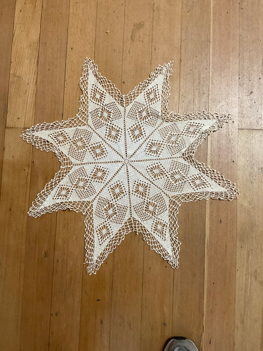 Vintage 25” Star Shaped Pineapple Doily