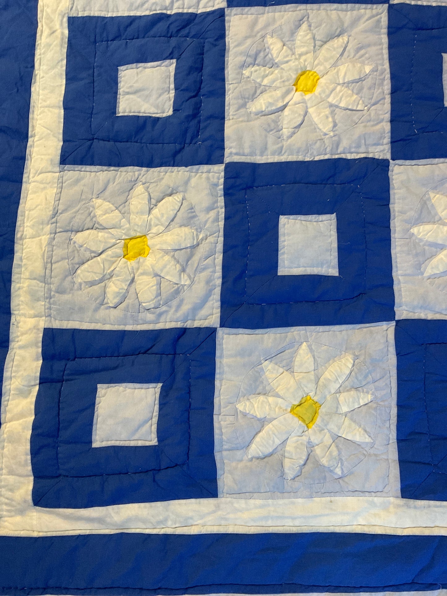 Twin Daisy Blue Quilt