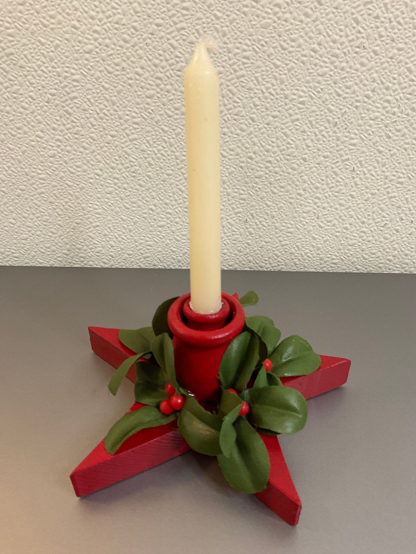 Candle Holder with Red Berries rounded Leaves