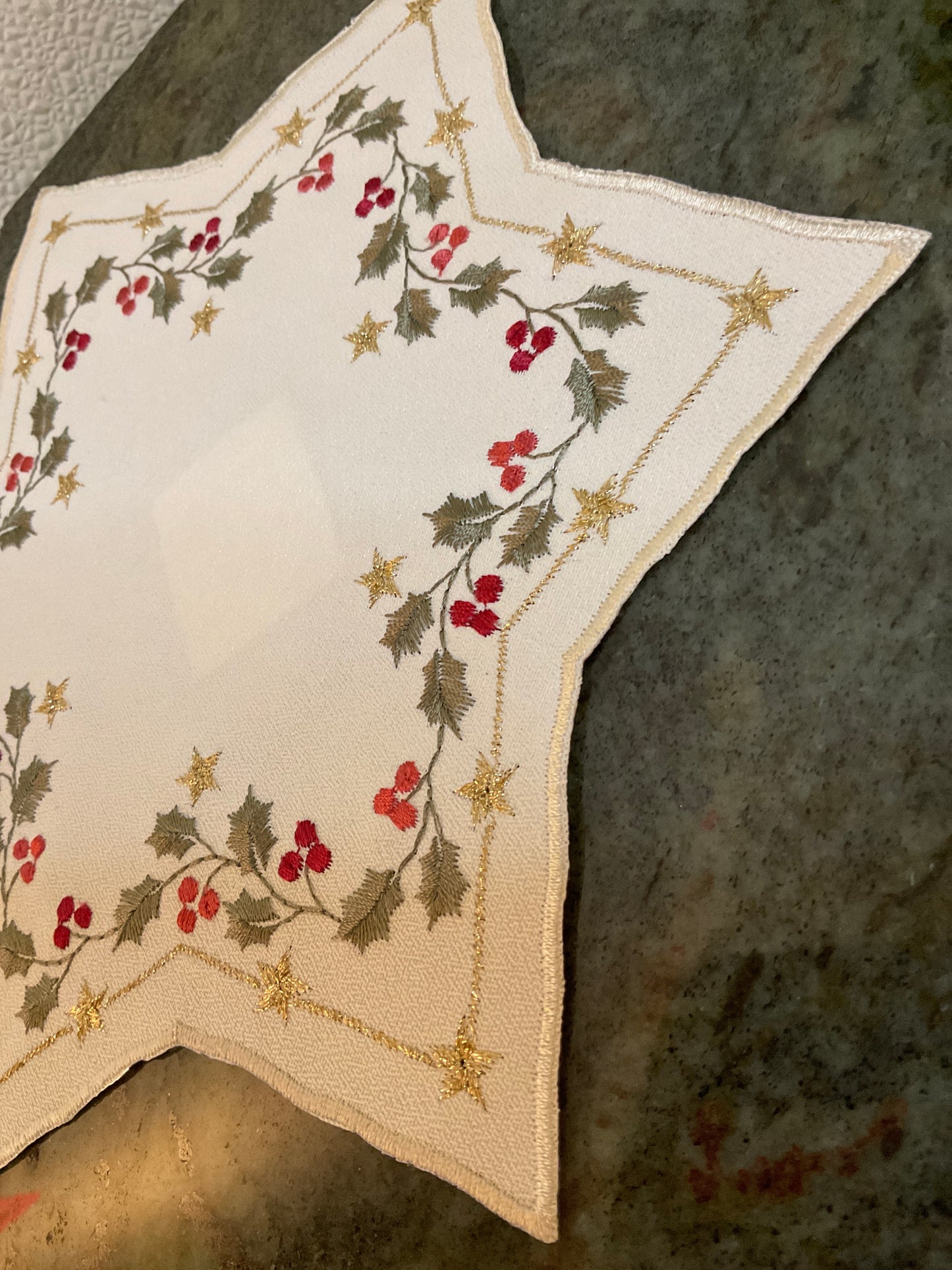 Star Shape Holly Doily/Cream Trim