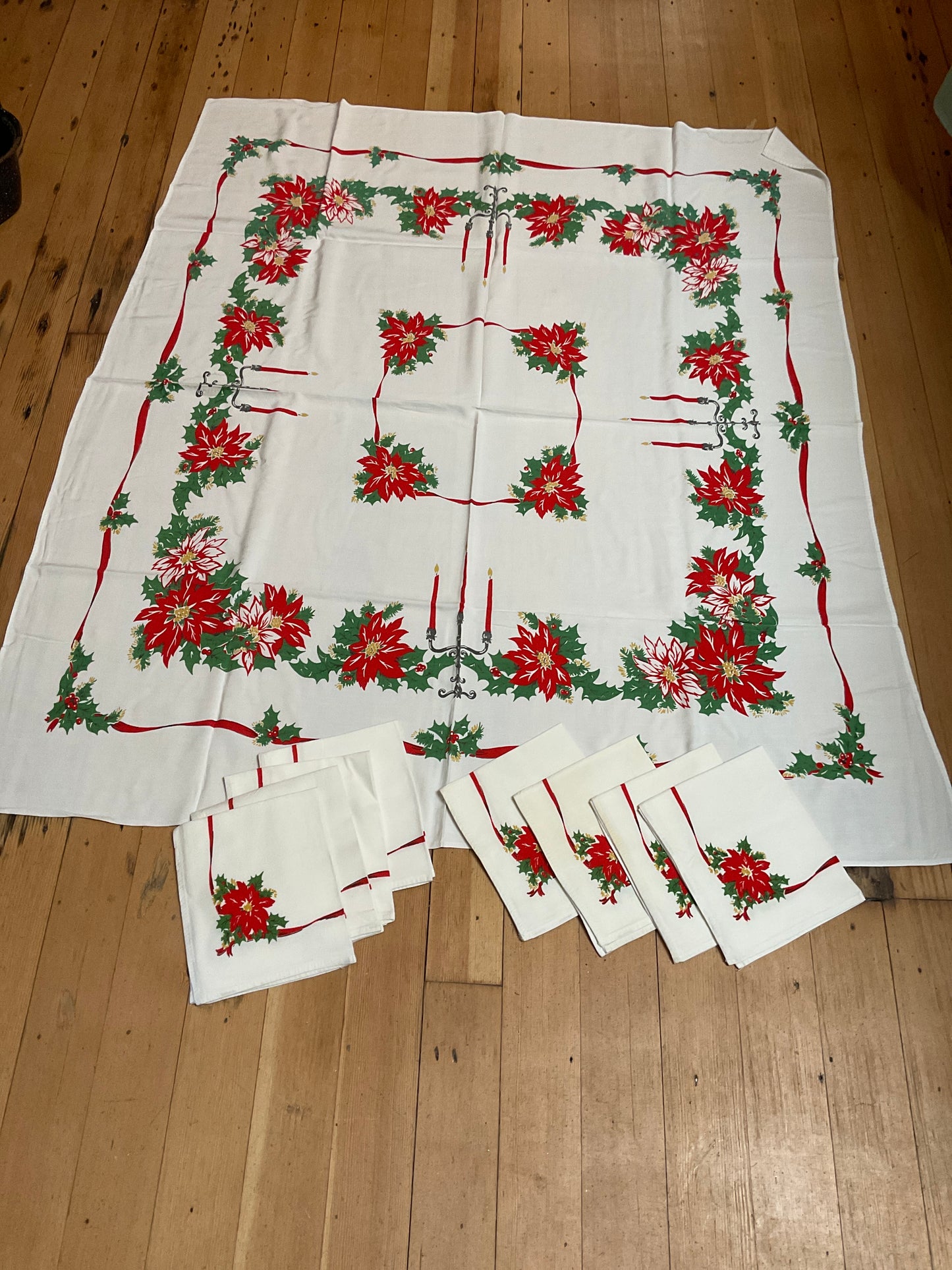 Poinsettia Tablecloth And 8 Matching Cloth Napkins