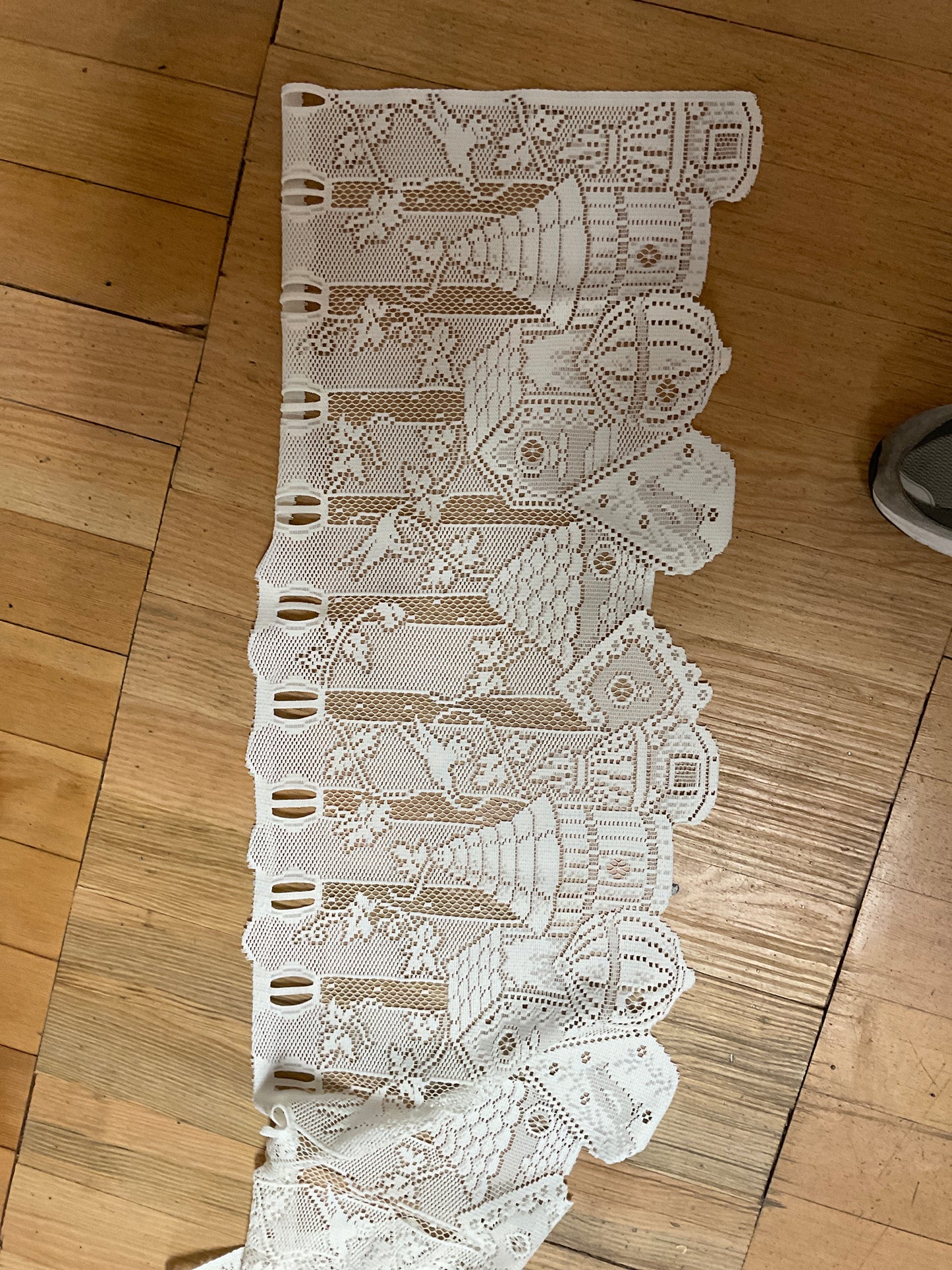 60” White Valance Birdhouse Theme