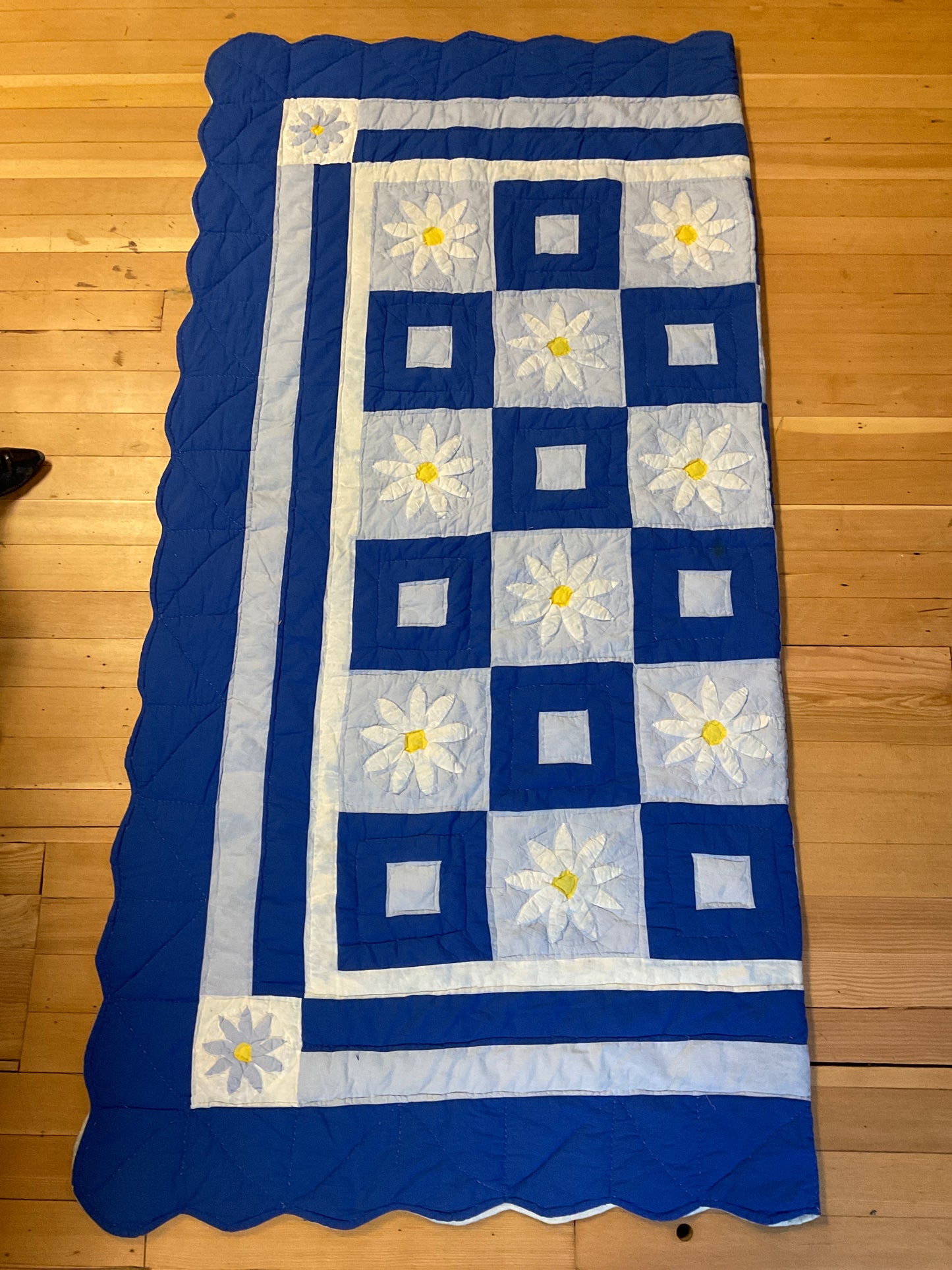 Twin Daisy Blue Quilt