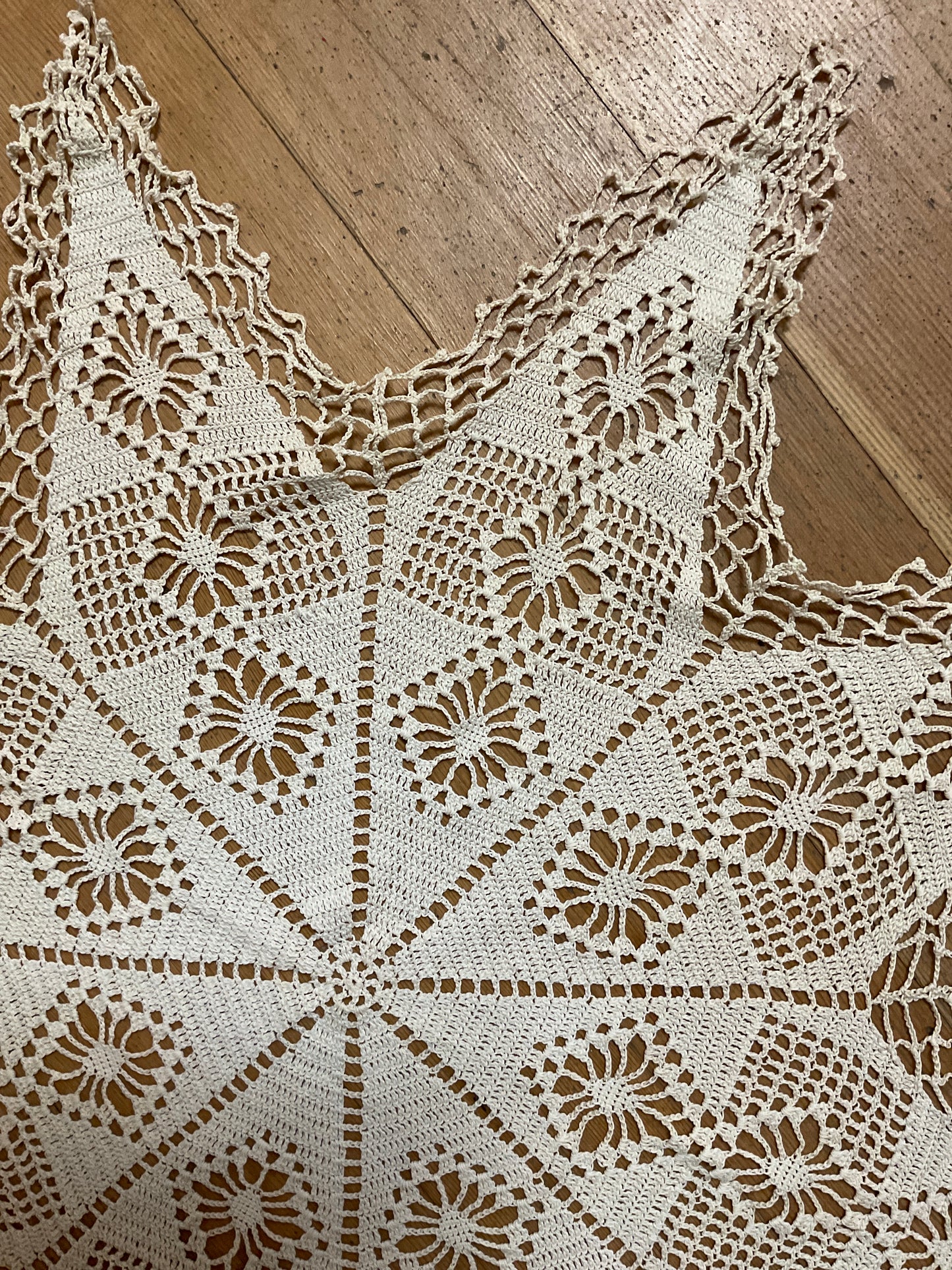 Vintage 25” Star Shaped Pineapple Doily