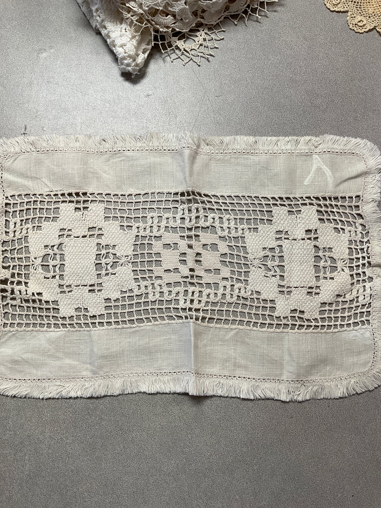 Filet Lace 17” Runner