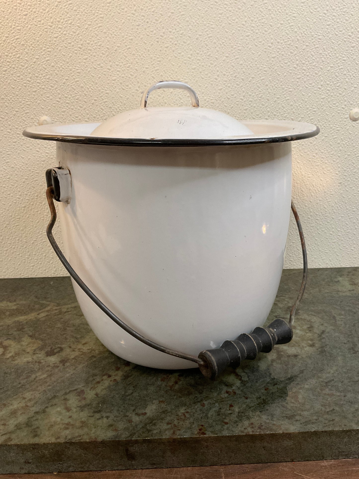 Vtg Enamel Chamber Pot with Lid/Bail