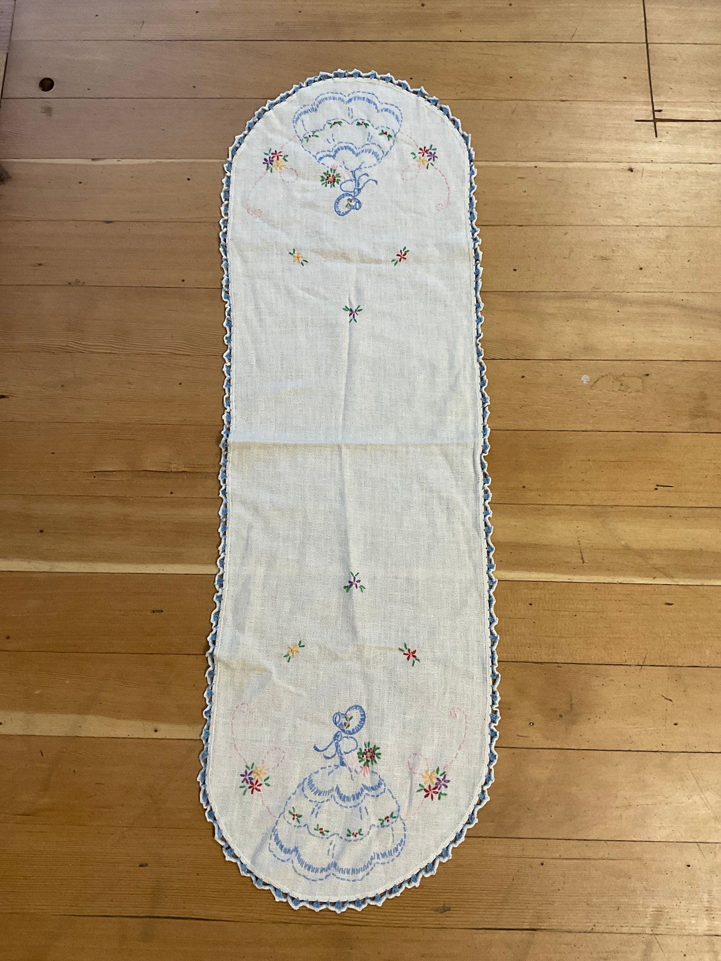 Vintage Hand Embroidered Southern Belle Table Runner