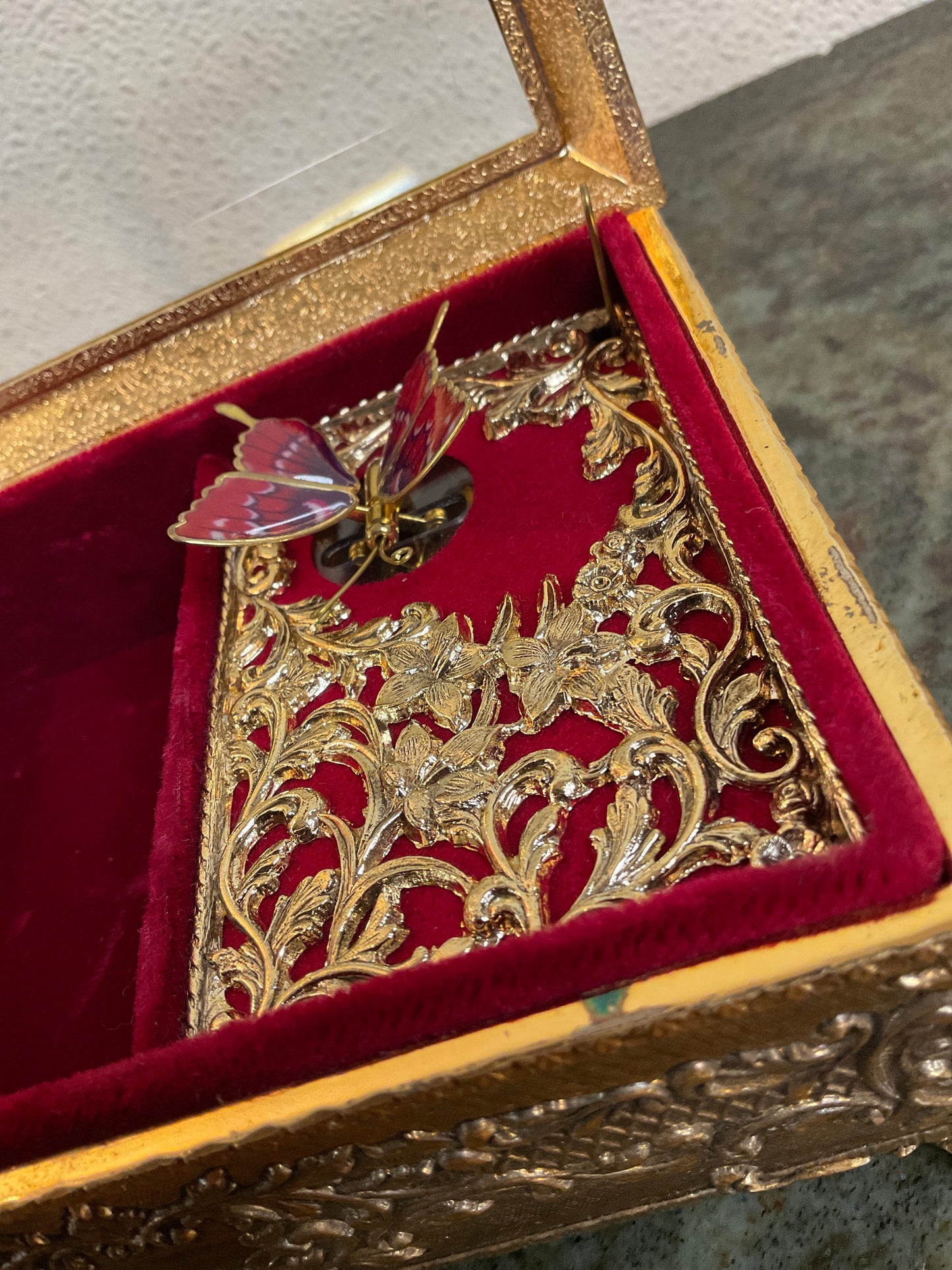 Splendid New York Butterfly Music Box