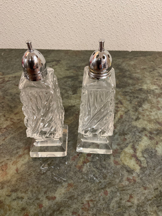 Vintage Mid Century  Clear Glass  salt/ pepper shakers