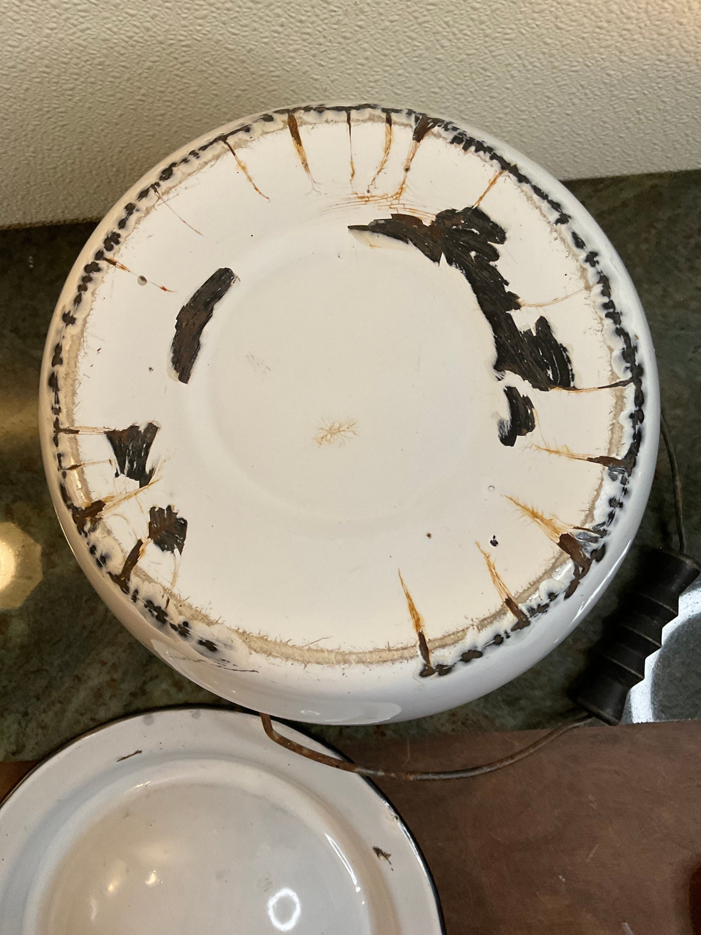 Vtg Enamel Chamber Pot with Lid/Bail