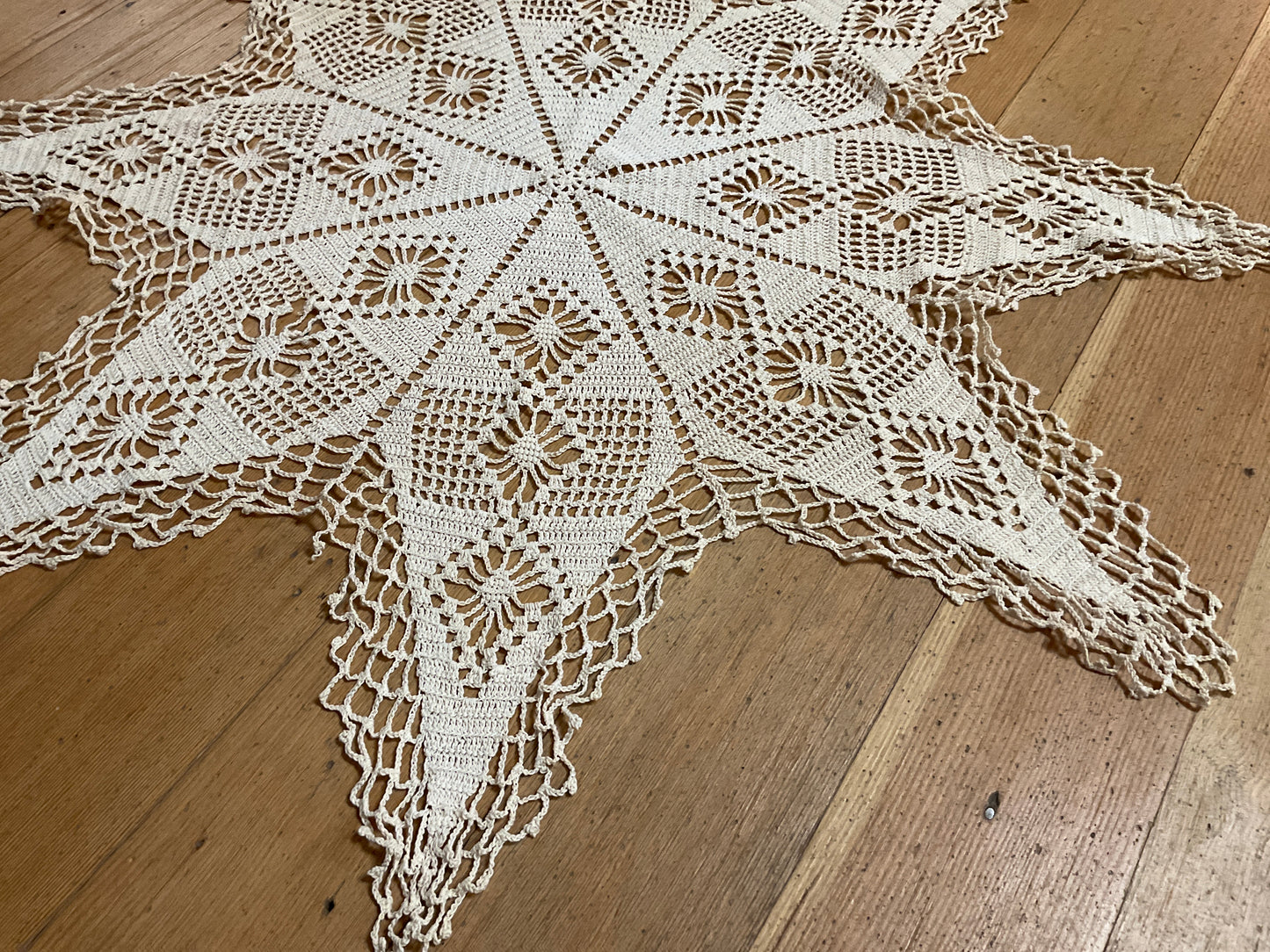 Vintage 25” Star Shaped Pineapple Doily