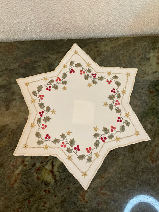 Star Shape Holly Doily/Cream Trim