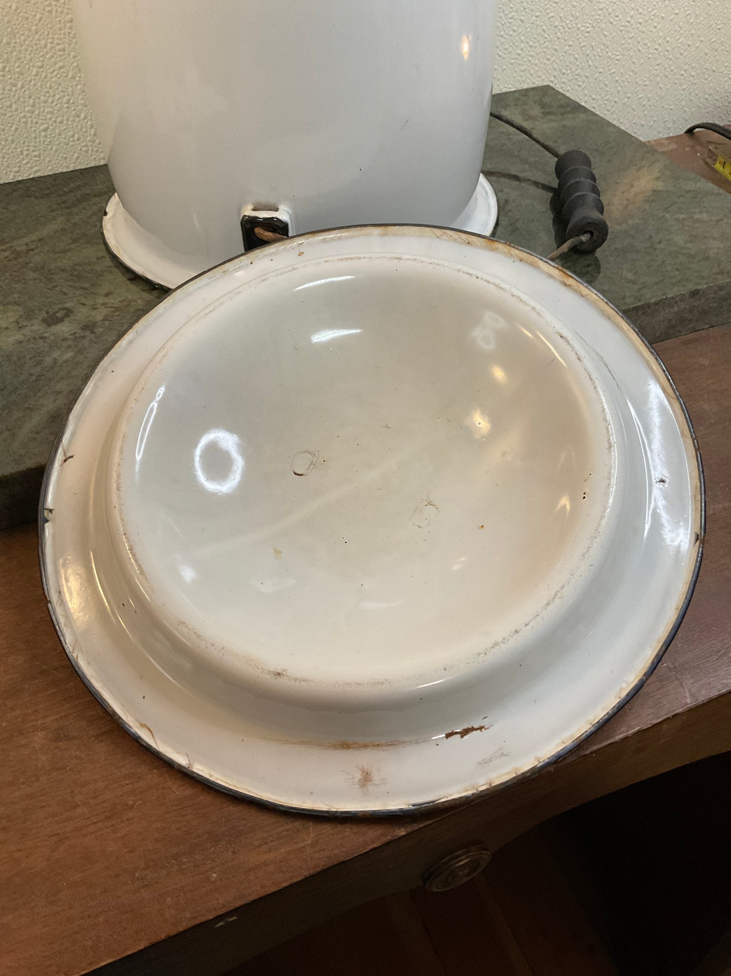 Vtg Enamel Chamber Pot with Lid/Bail