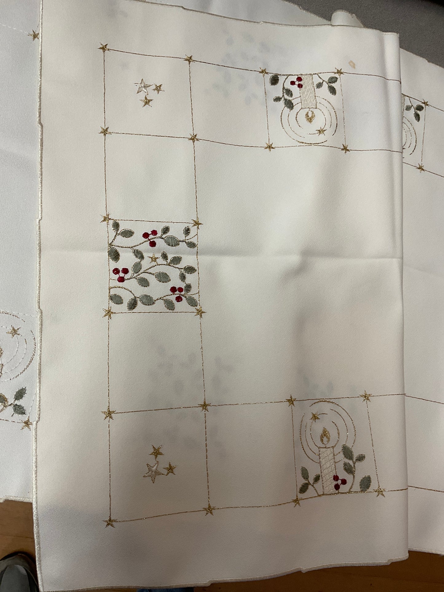 Christmas Candle/Holly Table Runner